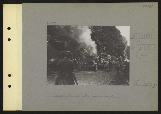 Beaucourt-en-Santerre (près). Convoi de troupes. Un camion incendié