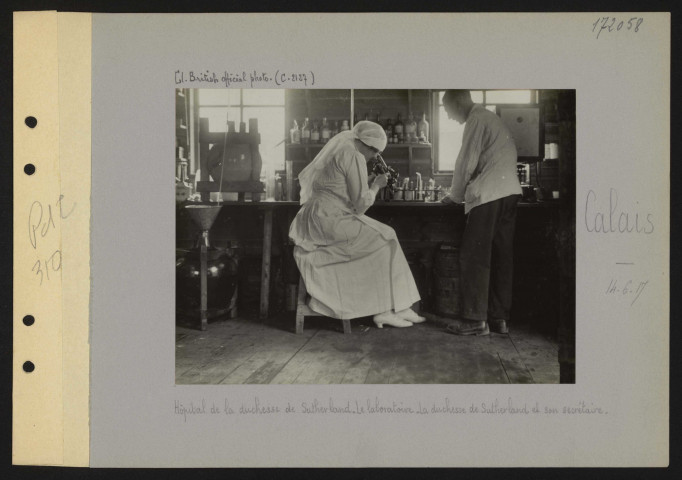 Calais. Hôpital de la duchesse de Sutherland. Le laboratoire. La duchesse de Sutherland et son secrétaire