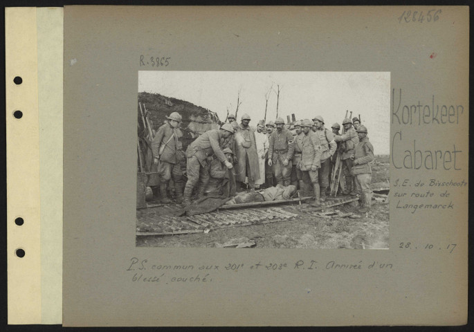 Kortekeer-Cabaret (sud-est de Bixschoote sur route de Langemarck). PS commun aux 201e et 203e RI. Arrivée d'un blessé couché