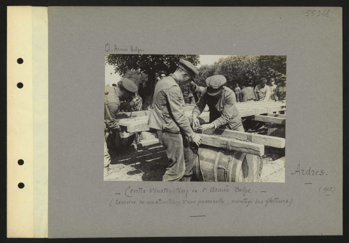 Ardres. Centre d'instruction de l'armée belge. Exercice de construction d'une passerelle ; montage des flotteurs