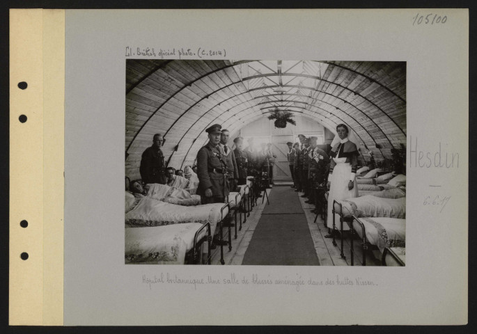 Hesdin. Hôpital britannique. Une salle de blessés aménagée dans des huttes Nissen