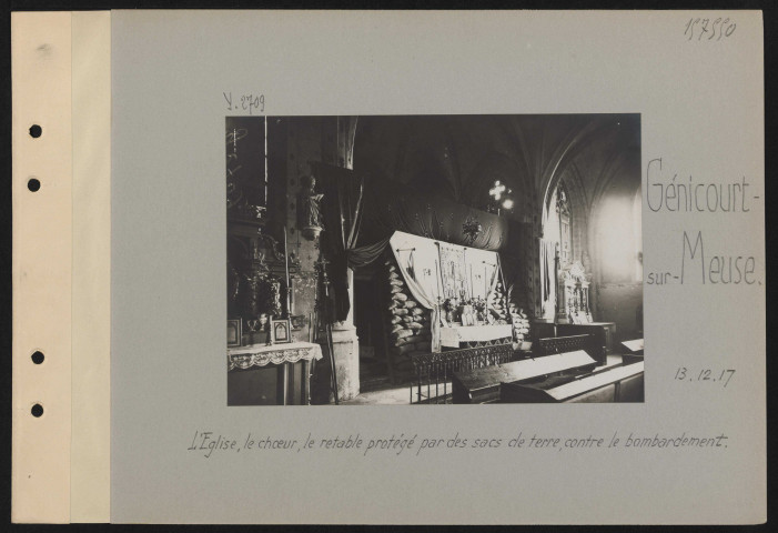Génicourt-sur-Meuse. L'église, le chœur, le retable protégé par des sacs de terre contre le bombardement