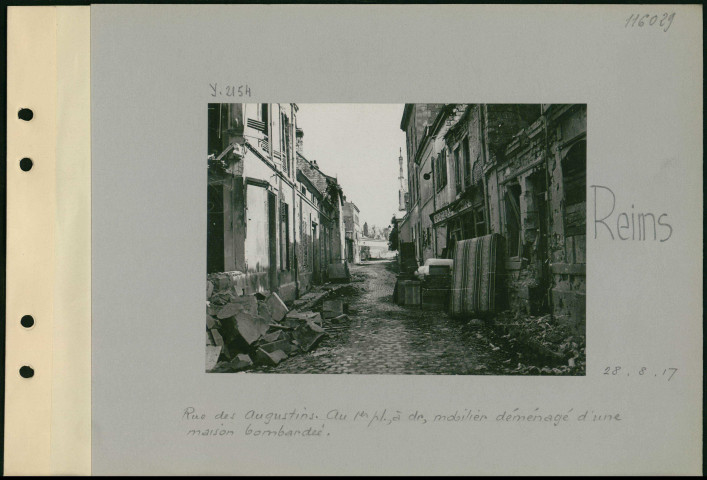 Reims. Rue des Augustins. Au premier plan, à droite, mobilier déménagé d'une maison bombardée