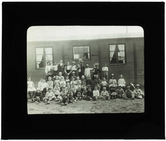 Les enfants devant le foyer