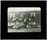 Les enfants devant le foyer