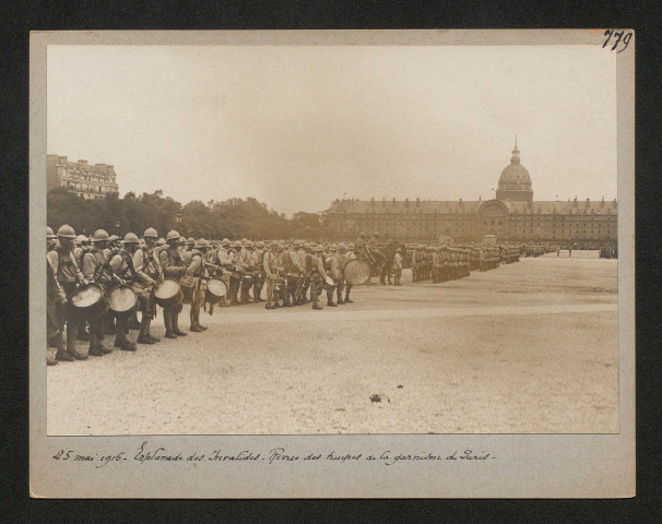 Esplanade des Invalides. Revue des troupes de la garnison de Paris