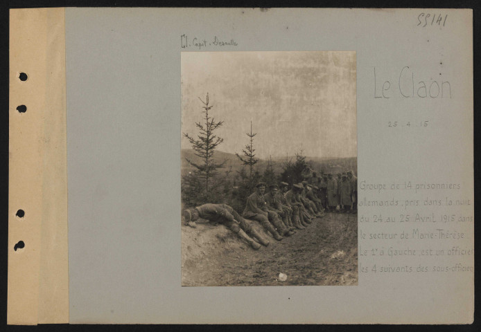 Le Claon. Groupe de 14 prisonniers allemands, pris dans la nuit du 24 au 25 avril 1915, dans le secteur de Marie-Thérèse. Le premier à gauche est un officier, les quatre suivants des sous-officiers