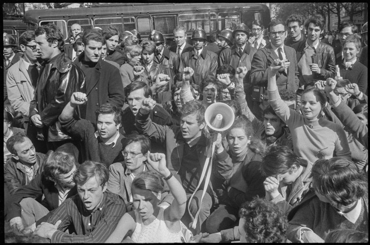 Mai 1968 : devant la Sorbonne occupée, les étudiants tiennent un meeting