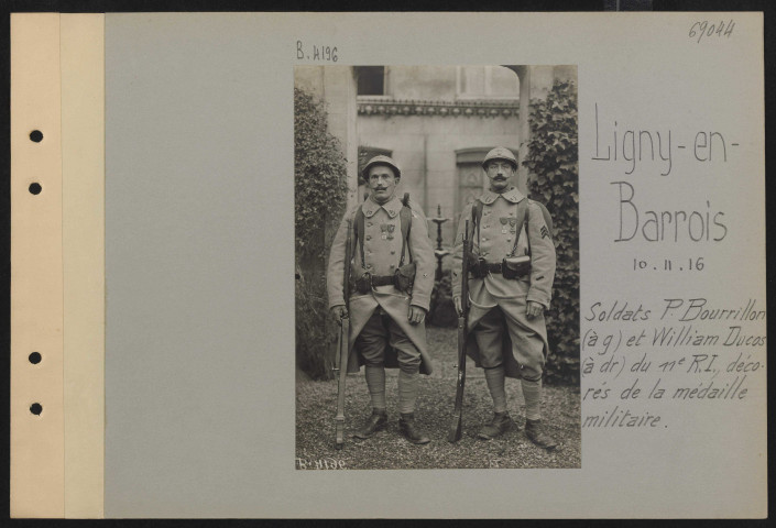 Ligny-en-Barrois. Soldats P. Bourrillon (à gauche) et William Ducos (à droite) du 11e RI, décorés de la médaille militaire