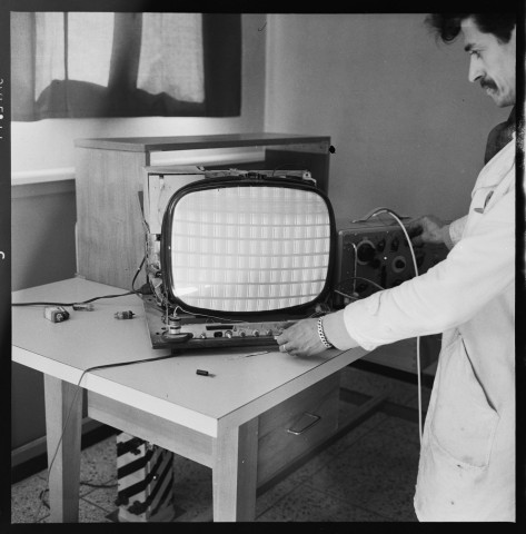 Reportage hétéroclite: photographies de l'école de Maison Carrée, d'une institution culturelle et de Révolution africaine