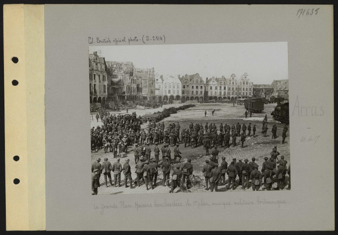 Arras. La Grande Place. Maisons bombardées. Au premier plan, musique militaire britannique