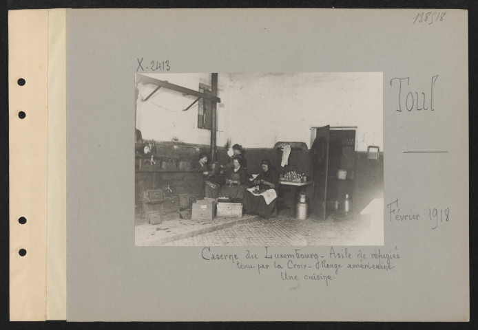Toul. Caserne du Luxembourg. Asile de réfugiés tenu par la Croix-Rouge américaine. Une cuisine