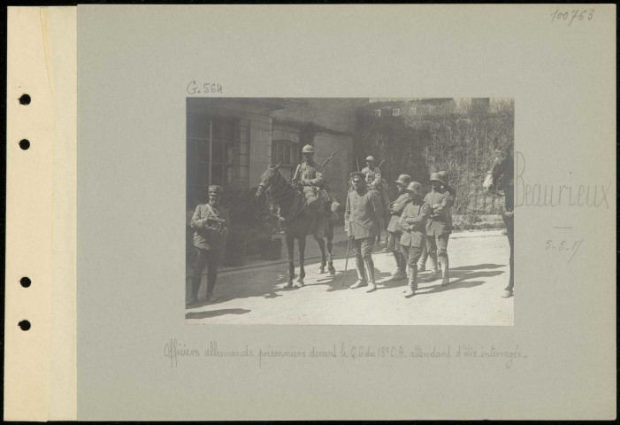 Beaurieux. Officiers allemands prisonniers devant le quartier général du 18e CA attendant d'être interrogés