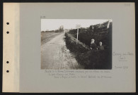 Canny-sur-Matz (près). Route de la ferme Larroque, masquée par un rideau de claies. Au fond : Canny-sur-Matz. Dans le boyau, à droite : le colonel Rolland du premier zouaves