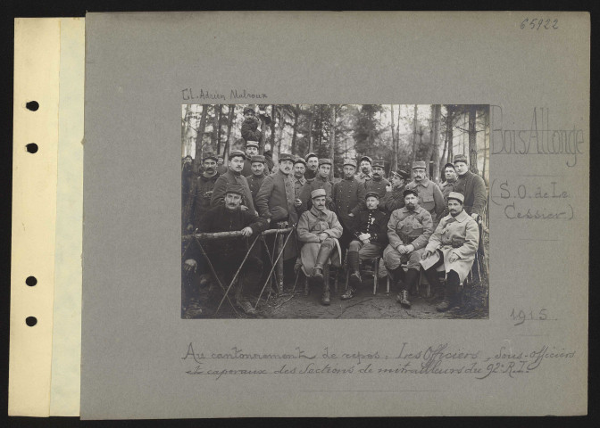 Bois Allongé (sud-ouest de Le Cessier). Au cantonnement de repos : les officiers, sous-officiers et caporaux des sections de mitrailleurs du 92e régiment d'infanterie