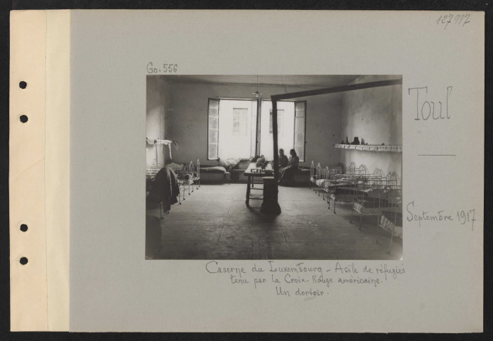 Toul. Caserne du Luxembourg. Asile de réfugiés tenu par la Croix-Rouge américaine. Un dortoir