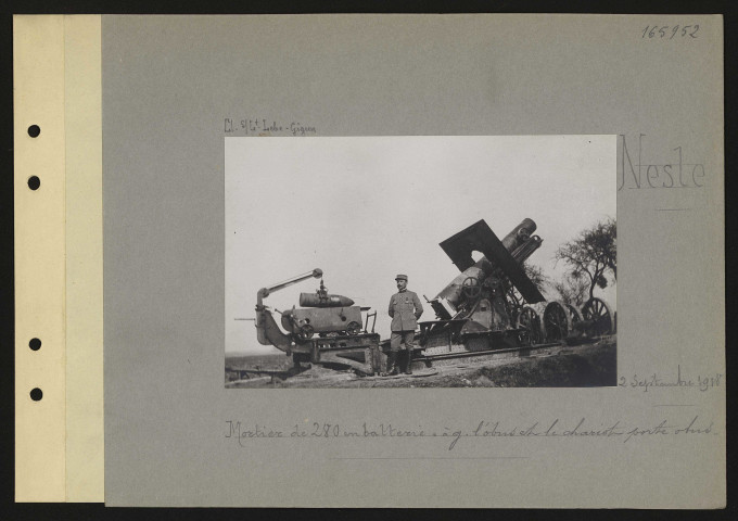 Nesle. Mortier de 280 en batterie : à gauche l'obus et le chariot porte obus