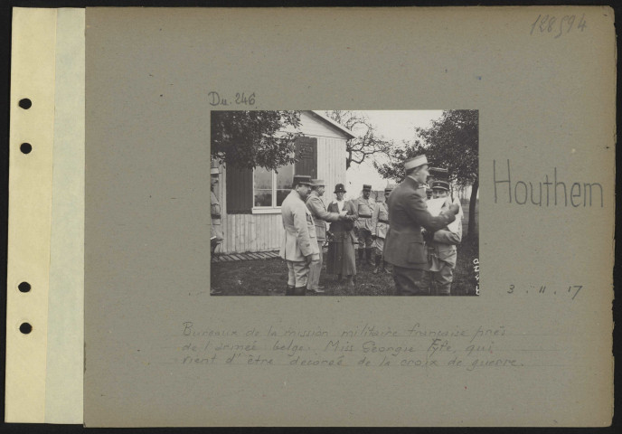 Houthem. Bureaux de la mission militaire française près de l'armée belge. Mlle Georgie Fyfe, qui vient d'être décorée de la croix de guerre