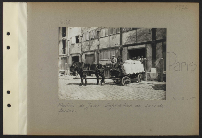 Paris. Moulins de Javel. Soldats anglais déchargeant des sacs vides