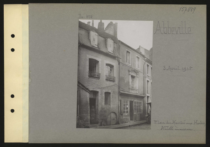 Abbeville. Place du Marché-aux-Herbes. Vieille maison