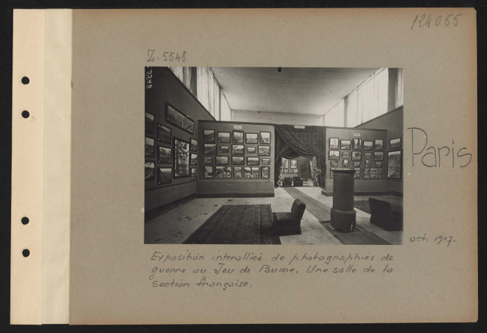 Paris. Exposition interalliée de photographies de guerre, au Jeu de Paume. Une salle de la section française
