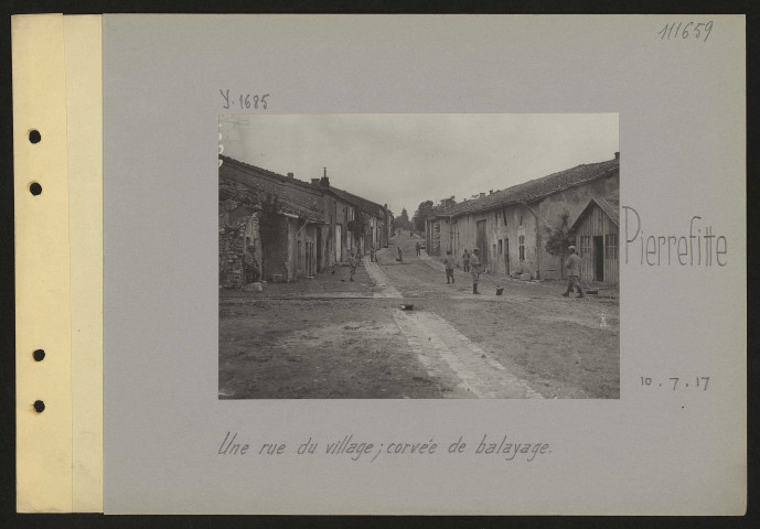 Pierrefitte. Une rue du village ; corvée de balayage