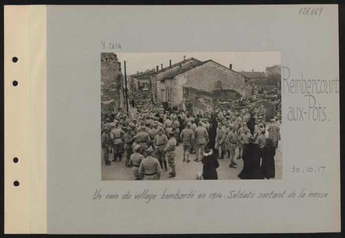 Rembercourt-aux-Pots. Un coin du village bombardé. Soldats sortant de la messe