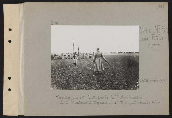 Saint-Martin-aux-Bois (près). Revue du 10e CA par le général Anthoine : le général saluant le drapeau du deuxième RI qu'il vient de décorer
