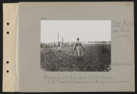 Saint-Martin-aux-Bois (près). Revue du 10e CA par le général Anthoine : le général saluant le drapeau du deuxième RI qu'il vient de décorer