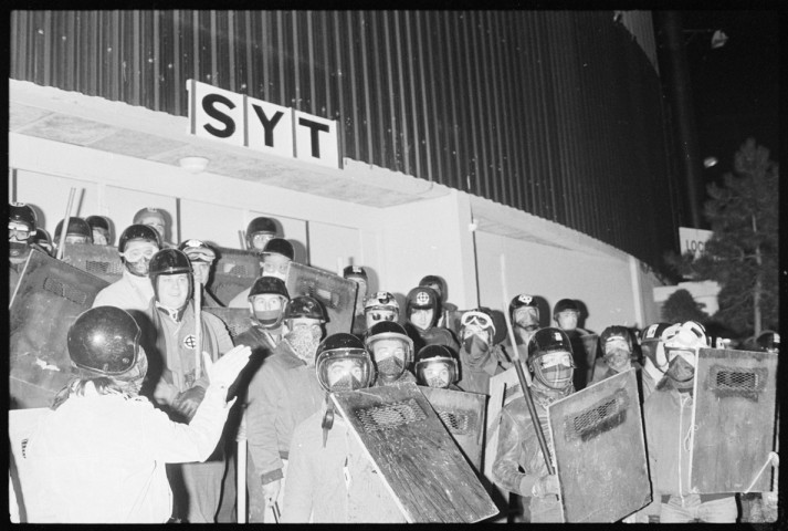 Aux abord du Palais des sports lors d'un meeting de l'ON : les membres du service d’Ordre nouveau face à la contre-manifestation de l'extrême gauche