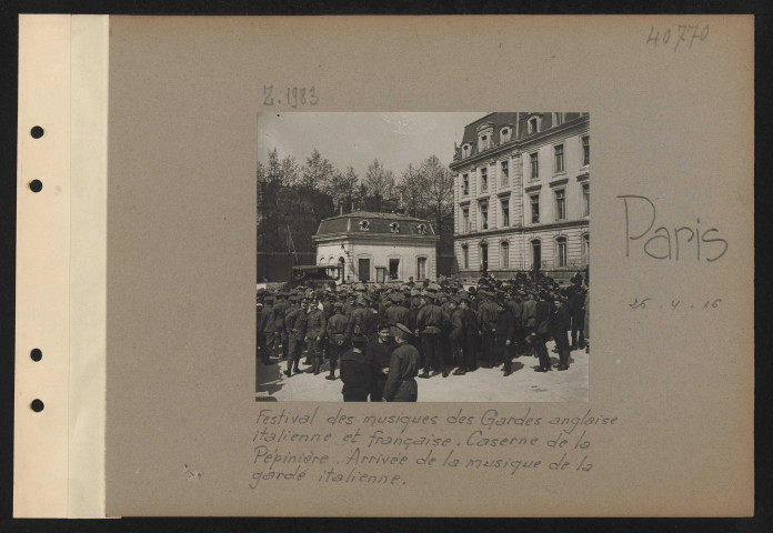 Paris. Festival des musiques des gardes anglaise, italienne et française. Caserne de la Pépinière. Arrivée de la musique de la garde italienne