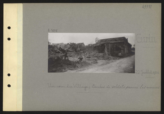 Curlu. Un coin du village ; tombes de soldats parmi les ruines