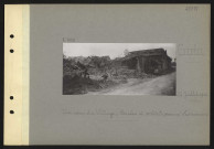 Curlu. Un coin du village ; tombes de soldats parmi les ruines