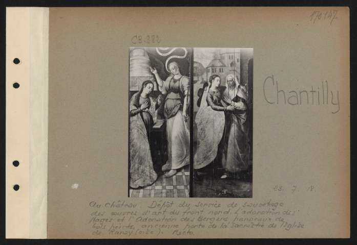 Chantilly. Au château. Dépôt du service de sauvetage des œuvres d'art du front nord. L'adoration des Mages et l'adoration des Bergers, panneaux de bois peints, ancienne porte de la sacristie de l'église de Raray (Oise). Recto