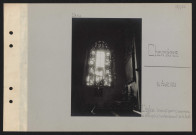 Chevrières. L'église : transept gauche ; une verrière de 1540 après le bombardement du 10 août