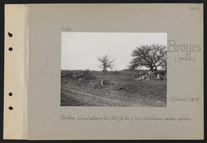 Broyes (près). Position d'une batterie de 155 ; (à droite) la mitrailleuse contre-avions