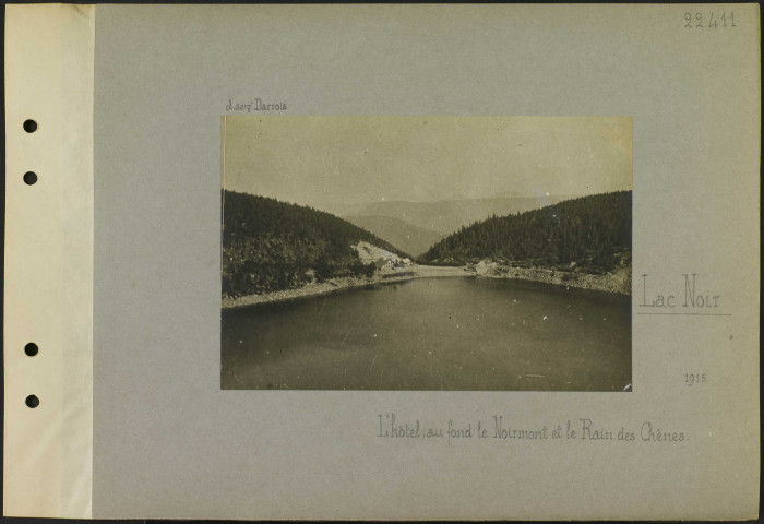 Lac Noir. L'hôtel ; au fond le Noirmont et le Rain des Chênes