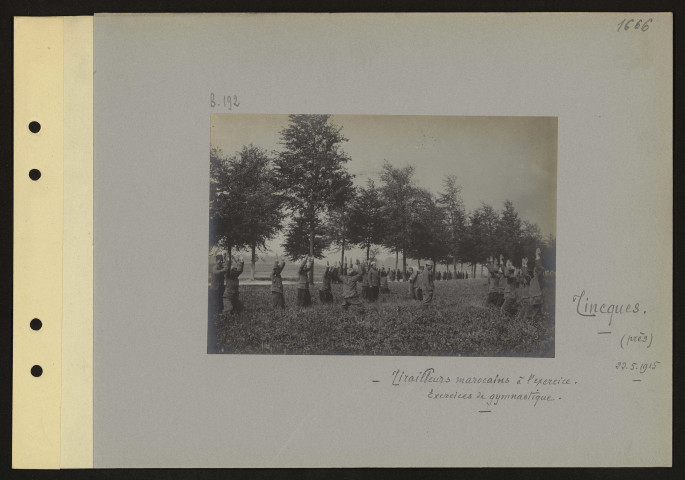 Tincques (près). Tirailleurs marocains à l'exercice : exercices de gymnastique
