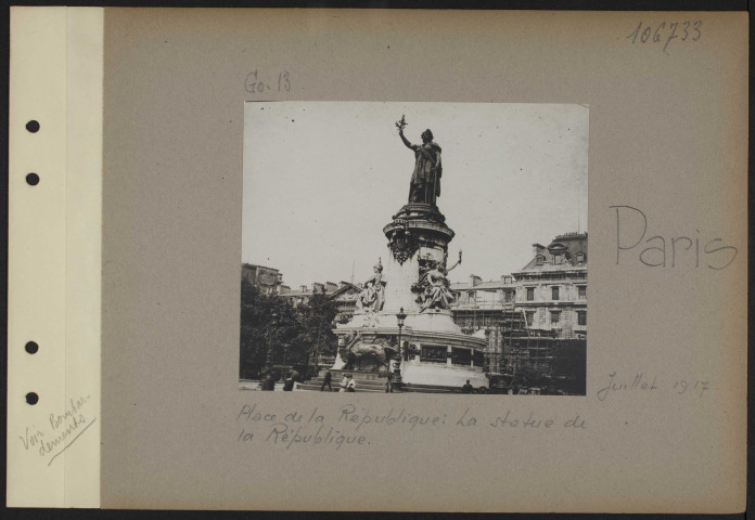 Paris. Parvis Notre-Dame. Journée des troupes coloniales. Vente d'insignes par une fillette