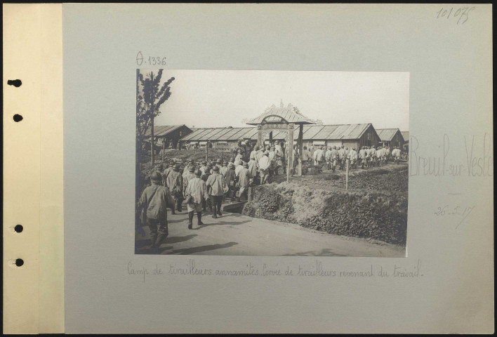 Breuil-sur-Vesle. Camp de tirailleurs annamites. Corvée de tirailleurs revenant du travail