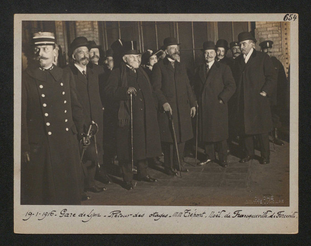 Gare de Lyon. Retour des otages. Messieurs Trépont, Noël, de Franqueville, de Forceville