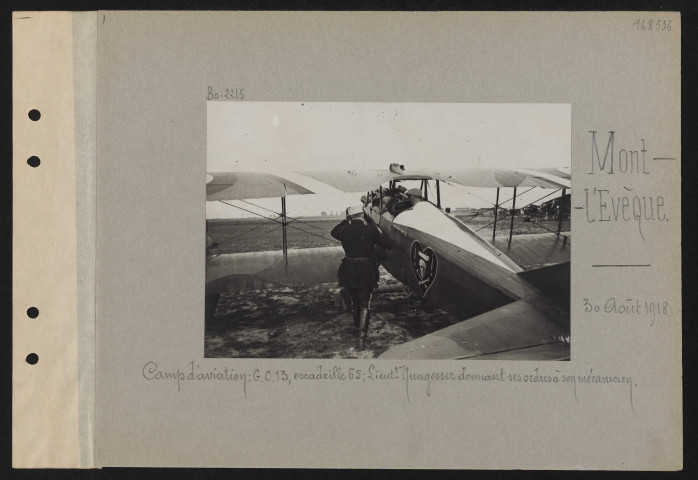 Mont-l'Évêque. Camp d'aviation : GC 13, escadrille 65 ; lieutenant Nungesser donnant ses ordres à son mécanicien