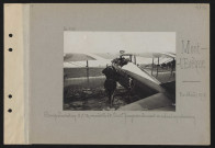 Mont-l'Évêque. Camp d'aviation : GC 13, escadrille 65 ; lieutenant Nungesser donnant ses ordres à son mécanicien