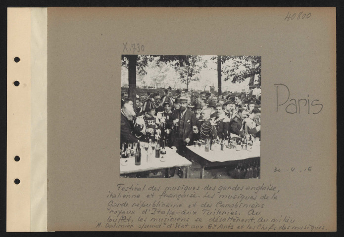 Paris. Festival des musiques des gardes anglaise, italienne et française. Les musiques de la garde républicaine et des carabiniers royaux d'Italie aux Tuileries. Au buffet, les musiciens se désaltèrent. Au milieu, M. Dalimier sous-secrétaire d'État aux Beaux-Arts et les chefs des musiques