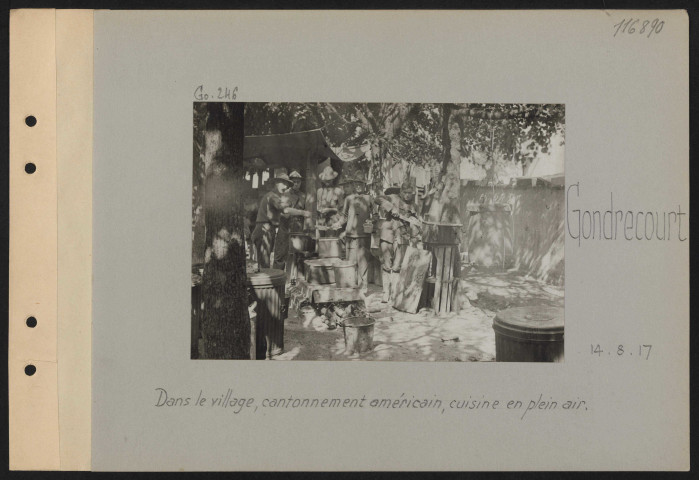 Gondrecourt. Dans le village. Cantonnement américain ; cuisine en plein air