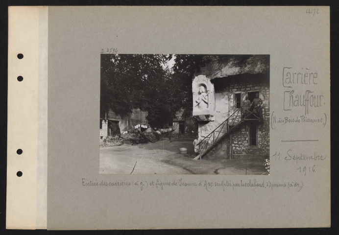 Carrière Chauffour (nord du bois de Thiescourt). Entrée des carrières (à gauche) et figure de Jeanne d'Arc sculptée par Leclabard d'Amiens (à droite)