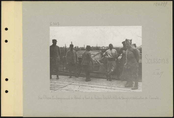 Soissons. Sur l'Aisne. Embarquement de blessés à bord du bateau-hôpital "Ville de Nancy", à destination de l'arrière