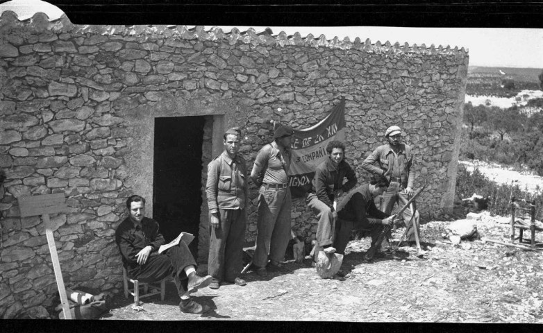 Infirmiers du 1e bataillon de la XIIIe Brigade devant l'infirmerie près de Fayon fin avril 1938. De gauche à droite : (2) Un infirmier espagnol Antonio (3) l'infirmier Cieslak (instruit sur le front) un ouvrier polonais de Belgique