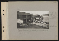 Bailleul-sur-Thérain. Parc de réparation de la 10e armée : prisonniers allemands employés à la scierie