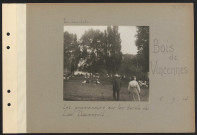 Bois de Vincennes. Les promeneurs sur les bords du lac Daumesnil